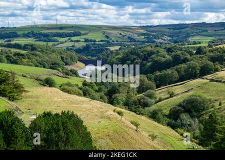 Ryburn Dam in der Ferne vom Baitings Reservoir. Stockfoto