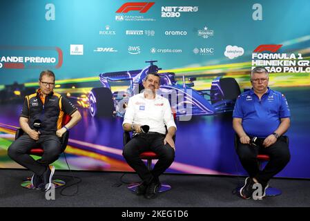 FIA Pressekonferenz mit von links nach rechts: (L nach R): Andreas Seidl, McLaren Geschäftsführer; Günther Steiner (ITA) Haas F1 Team Prinicipal; und Otmar Szafnauer (USA) Alpine F1 Team, Teamchef, Portrait während der Formel 1 Heineken Grande Premio de São Paulo 2022, Sao Paulo Grand Prix Grand Prix 2022, 21. Runde der FIA Formel 1 Weltmeisterschaft 2022 vom 11. Bis 13. November 2022 auf dem Interlagos Circuit, in Sao Paulo, Brasilien - Foto DPPI Stockfoto