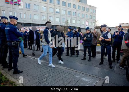 Die Abbildung zeigt einen Wächter des Huhns für den Polizisten, der am vergangenen Donnerstag bei einem Messer-Angriff verletzt wurde, als er das Krankenhaus verlässt, UZ Jette, Samstag, 12. November 2022. BELGA FOTO HATIM KAGHAT Stockfoto