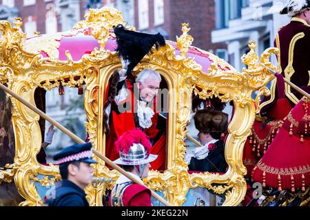 Nicholas Lyons, der neue Lord Mayor von London, winkt seinen Tricorn den Massen während der jährlichen Lord Mayor's Show zu, Stockfoto