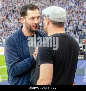 Berlin, Berlin, Deutschland. 12.. November 2022. Hertha BSC-Cheftrainer SANDRO SCHWARZ (rechts) schüttelt vor dem Spiel der Hertha BSC gegen den FC Köln Bundesliga am 12. November 2022 im Berliner Olympiastadion die Hand von FC Köln-Cheftrainer STEFFEN BAUMBART (links). (Bild: © Kai Dambach/ZUMA Press Wire) Stockfoto