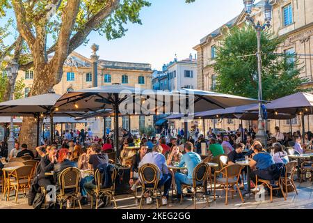 Menschen, die in einem Outdoor Cafe, Aix-en-Provence, Provence-Alpes-Cote d'Azur, Frankreich, Westeuropa essen und trinken Stockfoto