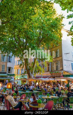 Menschen, die in einem Outdoor Cafe, Aix-en-Provence, Provence-Alpes-Cote d'Azur, Frankreich, Westeuropa essen und trinken Stockfoto