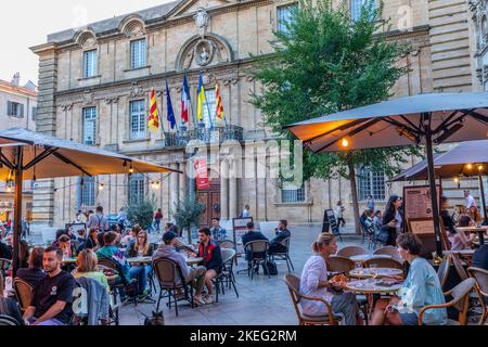 Menschen, die in einem Outdoor Cafe, Aix-en-Provence, Provence-Alpes-Cote d'Azur, Frankreich, Westeuropa essen und trinken Stockfoto