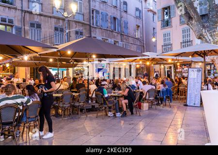 Menschen, die in einem Outdoor Cafe, Aix-en-Provence, Provence-Alpes-Cote d'Azur, Frankreich, Westeuropa essen und trinken Stockfoto