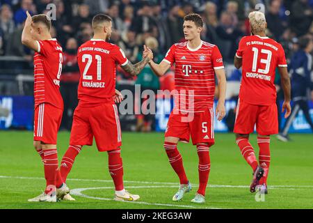 GELSENKIRCHEN, DEUTSCHLAND - 12. NOVEMBER: Lucas Hernandez von Bayern Munchen, Benjamin Pavard von Bayern Munchen während des Bundesliga-Spiels zwischen dem FC Schalke 04 und Bayern Munchen in der Veltins Arena am 12. November 2022 in Gelsenkirchen (Foto: Marcel ter Bals/Orange Picles) Stockfoto