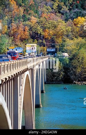 Branson, Missouri USA 29. September 2001: Die alte Highway 65-Brücke erstreckt sich über den Lake Taneycomo in Branson, Missouri. Der Beton fünf-Spannweite offen-sp Stockfoto