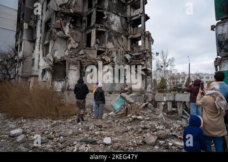 Borodyanka, Kiew Region 11.12.2022 die Arbeit des Wandbildes von Banksy an der Wand eines zerstörten Hauses Stockfoto