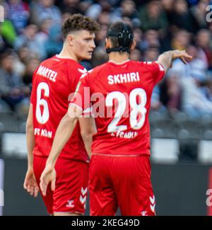 Berlin, Berlin, Deutschland. 12.. November 2022. Der FC Köln Mittelfeldspieler ELLYES SKHIRI (28, rechts) spricht mit Teamkollege ERIC MARTEL (6, links) beim Hertha BSC gegen den FC Köln Bundesliga-Spiel am 12. November 2022 im Olympiastadion in Berlin. (Bild: © Kai Dambach/ZUMA Press Wire) Stockfoto