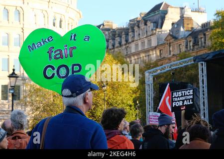 London, Großbritannien. 12.. November 2022. Klimaaktivisten verschiedener Organisationen versammelten sich und marschierten, nachdem ägyptische Gruppen auf der Cop 27 zu weltweiten Protesten aufgerufen hatten, um die Ursachen der Klimakrise, Ungerechtigkeiten zu bekämpfen und den Übergang zu erneuerbaren Energien zu fördern. Londoner Aktivisten hoben den Fall des inhaftierten Schriftstellers Alaa Abd El-Fattah und den Tod von Mahsa Amini und Chris Kaba in Polizeigewahrsam hervor. Kredit: Elfte Stunde Fotografie/Alamy Live Nachrichten Stockfoto