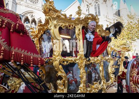 London, Großbritannien. 12.. November 2022. Die Show des Oberbürgermeisters: Der Ratsherr Nicholons geht in einem goldenen Bus vom Royal Courts of Justice, nachdem er 694. der Oberbürgermeister von London wurde. Quelle: Andy Sillett/Alamy Live News Stockfoto