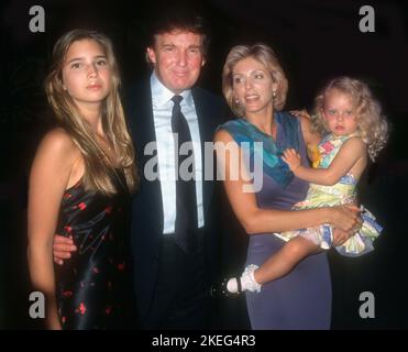 **DATEI FOTO** Tiffany Trump durch die Jahre vor ihrer Hochzeit am Samstag, dem 12. November 2022. Ivanka Trump Donald Trump Marla Trump und Tochter Tiffany Trump 1996 Donald's 50.-tägige Party im Taj Mahal Hotel Foto von John Barrett/PHOTOlink /MediaPunch Stockfoto