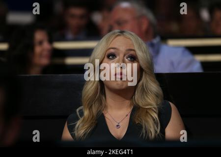 **DATEI FOTO** Tiffany Trump durch die Jahre vor ihrer Hochzeit am Samstag, dem 12. November 2022. Cleveland, Ohio, USA, 18.. Juli 2016 Tiffany Trump die jüngere Tochter von Donald Trump sitzt in der Familienbox der Republikanischen Nationalversammlung.Quelle: Mark Reinstein/MediaPunch Stockfoto