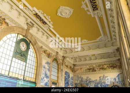 Interior de la estacion de tren Sao Bento, Porto, Portugal Stockfoto