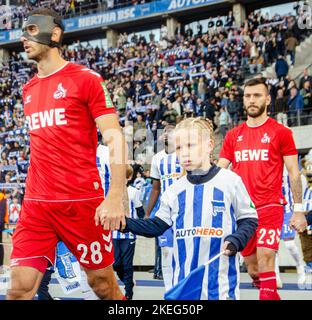 Berlin, Berlin, Deutschland. 12.. November 2022. Die FC Köln Spieler ELLYES SKHIRI (28, links) und SARGIS ADAMYAN (23, rechts) werden vor dem Spiel der Hertha BSC gegen den FC Köln Bundesliga im Olympiastadion in Berlin am 12. November 2022 auf das Spielfeld geführt. (Bild: © Kai Dambach/ZUMA Press Wire) Stockfoto