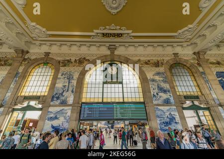 Interior de la estacion de tren Sao Bento, Porto, Portugal Stockfoto