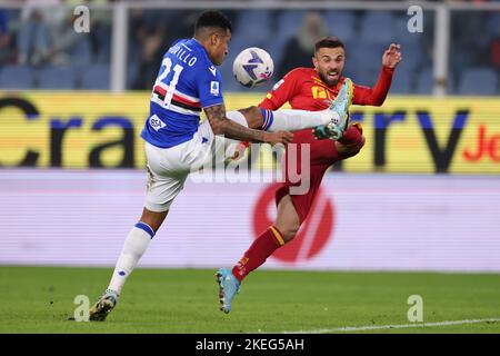 Genua, Italien, 12.. November 2022. Jeison Murillo von UC Sampdoria fordert Federico Di Francesco von US Lecce heraus, als er während des Serie-A-Spiels bei Luigi Ferraris in Genua einen Torschuss anstellt. Bildnachweis sollte lauten: Jonathan Moscrop / Sportimage Kredit: Sportimage/Alamy Live News Stockfoto