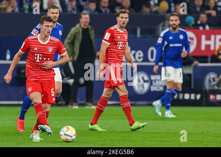 GELSENKIRCHEN, DEUTSCHLAND - 12. NOVEMBER: Benjamin Pavard von Bayern Munchen beim Bundesliga-Spiel zwischen FC Schalke 04 und Bayern Munchen in der Veltins Arena am 12. November 2022 in Gelsenkirchen, Deutschland (Foto: Marcel ter Bals/Orange Picles) Stockfoto