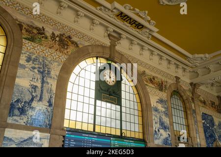 Interior de la estacion de tren Sao Bento, Porto, Portugal Stockfoto