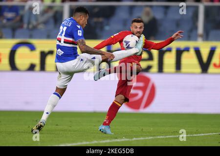 Genua, Italien, 12.. November 2022. Jeison Murillo von UC Sampdoria fordert Federico Di Francesco von US Lecce heraus, als er während des Serie-A-Spiels bei Luigi Ferraris in Genua einen Torschuss anstellt. Bildnachweis sollte lauten: Jonathan Moscrop / Sportimage Kredit: Sportimage/Alamy Live News Stockfoto