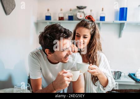 Das junge Paar trinkt morgens einen Kaffee Stockfoto