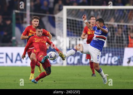 Genua, Italien, 12.. November 2022. Tomas Rincon von UC Sampdoria fordert Gabriel Strefezza von US Lecce während des Serie-A-Spiels bei Luigi Ferraris, Genua, heraus. Bildnachweis sollte lauten: Jonathan Moscrop / Sportimage Kredit: Sportimage/Alamy Live News Stockfoto