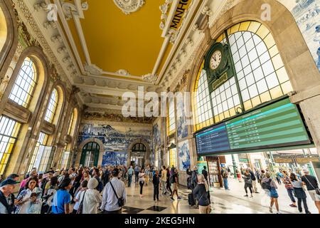 Interior de la estacion de tren Sao Bento, Porto, Portugal Stockfoto