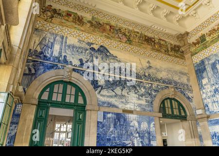 Interior de la estacion de tren Sao Bento, Porto, Portugal Stockfoto