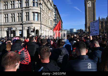 London, Großbritannien. 12.. November 2022. Tausende Albaner protestieren in London gegen die diskriminierenden und fremdenfeindlichen Aussagen der britischen Innenministerin Suella Braverman, die in Großbritannien lebende Albaner als Kriminelle bezeichnete, die Westminster aufblähen. Seit über 30 Jahren haben die britische Regierung und die Medien gelogen und gegen eine andere Rasse, eine andere Kultur und eine andere Nation propagiert. Die Albaner sagen, die Regierung des Vereinigten Königreichs diskreditiert sie mehr als jede andere Rasse. Sie fragen: Warum wurden sie herausgegriffen? London, Großbritannien. - 12. November 2022. Quelle: Siehe Li/Picture Capital/Alamy Live News Stockfoto