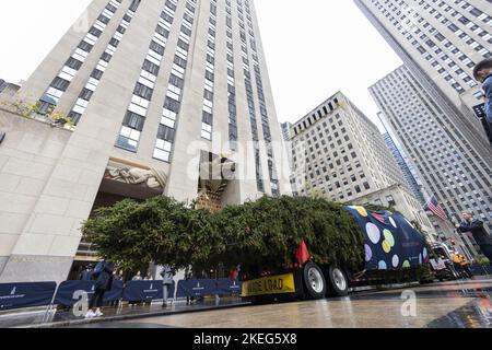 New York, Usa. 12.. November 2022. Der 82 Fuß hohe, 50 Fuß große, 14 Tonnen schwere Rockefeller Center Christmas Tree befindet sich auf einem Anhänger, der darauf wartet, am 12. November 2022 von einem Kran in New York an seinen Platz gehoben zu werden. Foto von Corey Sipkin/UPI Credit: UPI/Alamy Live News Stockfoto