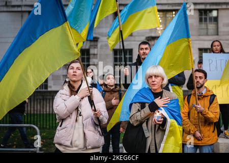 London, Großbritannien. 12.. November 2022. Ukrainer und andere Anhänger der Ukraine protestieren gegen den Krieg in der Ukraine und die russische Invasion des Landes. Heute feiern sie auch den russischen Rückzug aus der Stadt Cherson, der vermutlich eine Verschiebung der Dynamik des Krieges darstellt. Kredit: Imageplotter/Alamy Live Nachrichten Stockfoto