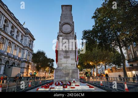 London, Großbritannien. 12.. November 2022. Das Cenotaph auf Whitehall steht friedlich im Abendlicht vor dem Remembrance Sunday und dem National Service of Remembrance, der morgen hier stattfinden wird. Kredit: Imageplotter/Alamy Live Nachrichten Stockfoto