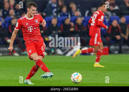 GELSENKIRCHEN, DEUTSCHLAND - 12. NOVEMBER: Benjamin Pavard von Bayern Munchen beim Bundesliga-Spiel zwischen FC Schalke 04 und Bayern Munchen in der Veltins Arena am 12. November 2022 in Gelsenkirchen, Deutschland (Foto: Marcel ter Bals/Orange Picles) Stockfoto