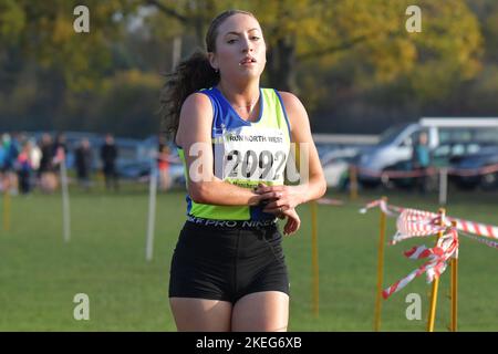 Manchester, Großbritannien. Samstag, 12.. November 2022. Sonnige Intervalle. Sarah Dufour-Jackson, Vale Royal Athletic Club, gewinnt das Spiel 2. der Manchester Area Cross Country League. Kenworthy Woods (University Playing Fields), Manchester, Großbritannien. © Yoko Shelley Credit: Yoko Shelley/Alamy Live News Stockfoto