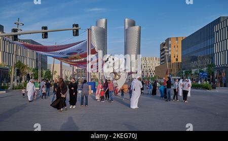 Lusail Boulevard in Lusail City, Katar Nachmittagsfoto mit katarischer Vorbereitung auf die FIFA Weltmeisterschaft 2022 mit Flaggen der teilnehmenden Countys Stockfoto