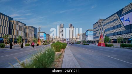 Lusail Boulevard in Lusail City, Katar Nachmittagsfoto mit katarischer Vorbereitung auf die FIFA Weltmeisterschaft 2022 mit Flaggen der teilnehmenden Countys Stockfoto