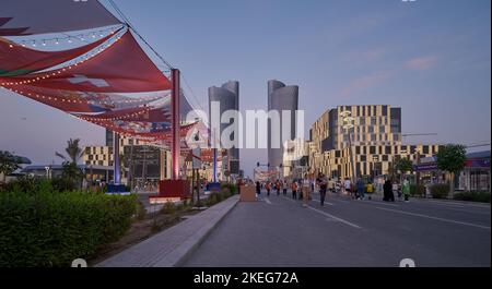 Lusail Boulevard in Lusail City, Katar Nachmittagsfoto mit katarischer Vorbereitung auf die FIFA Weltmeisterschaft 2022 mit Flaggen der teilnehmenden Countys Stockfoto