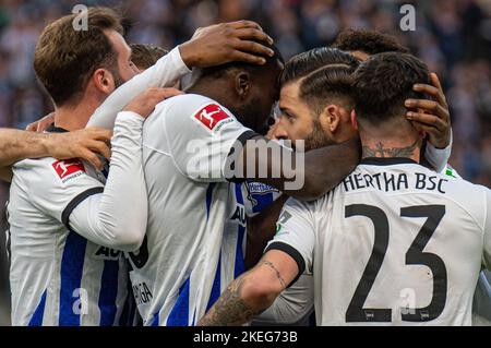 Berlin, Berlin, Deutschland. 12.. November 2022. Hertha BSC-Stürmer WILFRIED KANGA (18, Mitte links) wird von Teamkollegen umarmt, darunter MARCO RICHTER (23, rechts), nachdem er am 12. November 2022 im Berliner Olympiastadion beim Bundesliga-Spiel Hertha BSC gegen den FC Köln das Eröffnungstreffer erzielt hat. (Bild: © Kai Dambach/ZUMA Press Wire) Stockfoto