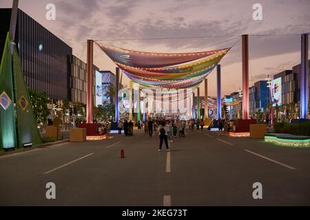 Lusail Boulevard in Lusail City, Katar Sunset Shot zeigt Katar Vorbereitungen für die FIFA Weltmeisterschaft 2022 mit Flaggen der teilnehmenden Countys Stockfoto