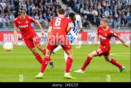 Berlin, Berlin, Deutschland. 12.. November 2022. Hertha BSC-Vorkämpfer DODI LUKEBAK (Mitte rechts) versucht am 12. November 2022 im Berliner Olympiastadion einen Schuss in der Nähe der FC Köln-Verteidiger ELLYES SKHIRI (28, links), ERIC MARTEL (6, Mitte links) und ONDREJ DUDA (18, rechts). (Bild: © Kai Dambach/ZUMA Press Wire) Stockfoto