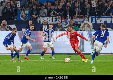 GELSENKIRCHEN, DEUTSCHLAND - 12. NOVEMBER: Leroy Sane von Bayern Munchen beim Bundesliga-Spiel zwischen FC Schalke 04 und Bayern Munchen in der Veltins Arena am 12. November 2022 in Gelsenkirchen, Deutschland (Foto: Marcel ter Bals/Orange Picles) Stockfoto