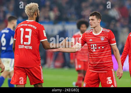 GELSENKIRCHEN, DEUTSCHLAND - 12. NOVEMBER: Eric Maxim Choupo Moting von Bayern Munchen, Benjamin Pavard von Bayern Munchen, Spieler von Bayern Munchen während des Bundesliga-Spiels zwischen FC Schalke 04 und Bayern Munchen in der Veltins Arena am 12. November 2022 in Gelsenkirchen, Deutschland (Foto: Marcel ter Bals/Orange Picles) Stockfoto