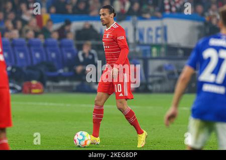 GELSENKIRCHEN, DEUTSCHLAND - 12. NOVEMBER: Leroy Sane von Bayern Munchen beim Bundesliga-Spiel zwischen FC Schalke 04 und Bayern Munchen in der Veltins Arena am 12. November 2022 in Gelsenkirchen, Deutschland (Foto: Marcel ter Bals/Orange Picles) Stockfoto