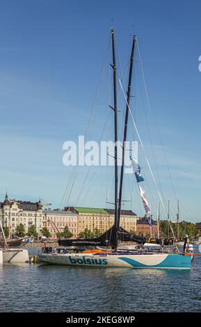 Helsinki, Finnland - 20. Juli 2022: Hafen Pohjoissatama. Nahaufnahme einer hohen blau-weißen Bolsius-Segelyacht mit einer Reihe an der Fassade entlang der Westseite unter Licht Stockfoto