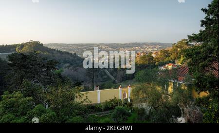 Luftaufnahme der Gebäude und der Natur von Sintra - Sintra, Portugal Stockfoto