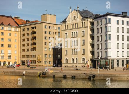 Helsinki, Finnland - 20. Juli 2022: Hafen Pohjoissatama. Fassaden von hohen Bürogebäuden, wo die Meritullinkau-Straße unter Blau auf den Hafenkai trifft Stockfoto