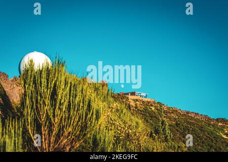 Beschreibung: Blick auf den Restaurantbalkon, Sternwarte und Mond in der Abendsonne auf den Pico do Ariero. Verade do Pico Ruivo, Madeira, Portugal Stockfoto