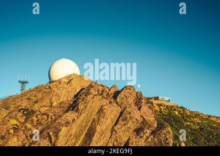 Beschreibung: Blick auf den Restaurantbalkon, Sternwarte und Mond in der Abendsonne auf den Pico do Ariero. Verade do Pico Ruivo, Madeira, Portugal Stockfoto