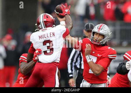 Columbus, Usa. 12.. November 2022. Ohio State Buckeyes C.J. Stroud (7) stürzt am Samstag, den 12. November 2022, unter Druck von Indiana Hoosiers Tiawan Mullen (3) in Columbus, Ohio. Foto von Aaron Josefczyk/UPI Credit: UPI/Alamy Live News Stockfoto