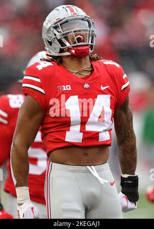 Columbus, Usa. 12.. November 2022. Ohio State Buckeyes Ronnie Hickman (14) reagiert nach einem Sack gegen die Indiana Hoosiers in Columbus, Ohio, am Samstag, 12. November 2022. Foto von Aaron Josefczyk/UPI Credit: UPI/Alamy Live News Stockfoto